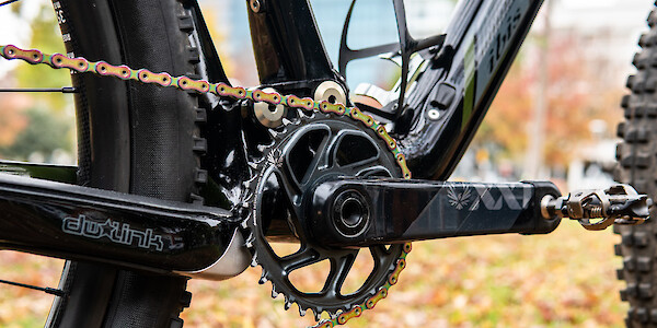 Eagle AXS XX1 cranks on a custom Ibis Mojo 3 carbon mountain bike, as well as a Tune Wasserträger bottle cage