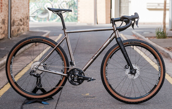 Bossi Grit SX titanium gravel bike in a custom build, shot in an alleyway
