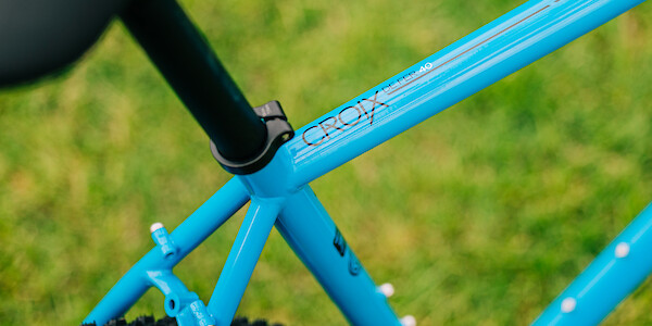 Frame decal detail on the top tube of a blue Genesis Croix de Fer 40 gravel bike