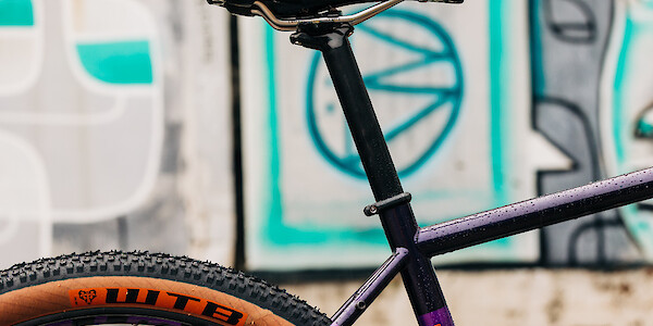 Breezer Radar X Pro in Deep Purple, seatpost detail