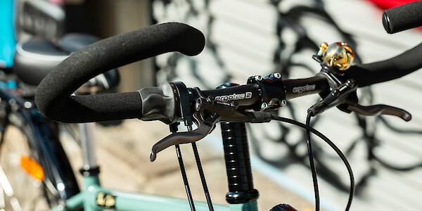 Vivente The Gibb bike, custom paint job, handlebar detail