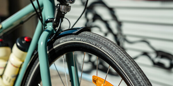Vivente The Gibb bike, custom paint job, tyre clearance detail