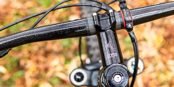 Top view of a Tune Geiles headstem and Syntace carbon handlebars, mounted on a Ibis Mojo 3 bicycle