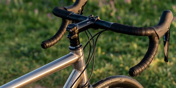 Bossi Strada Classic titanium bike, handlebar detail, reflecting the sunset