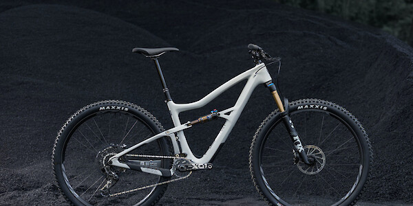 Ibis Ripley V4S mountain bike in Drywall White against a dark silt background