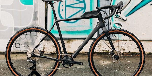 Fuji Jari 1.3 Carbon gravel bike, a wall of street art in the background