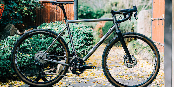 Bossi Grit SX titanium bicycle in a custom build, a leafy Japanese garden in the background