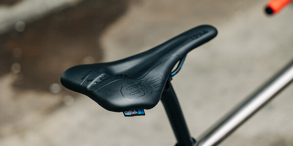 An SQ-Lab 612 saddle on a Bossi Strada titanium bicycle, shot from above