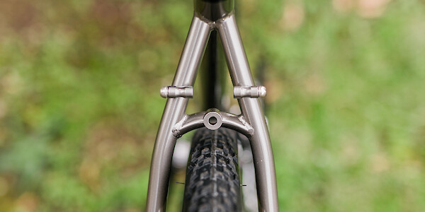 Genesis Croix de Fer 20 FB flatbar bike, frame clearance detail