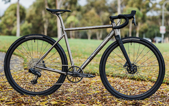 Bossi Grit SX titanium bike in a custom build, in a leaf-strewn city park