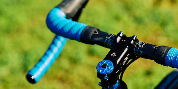 Redshift suspension post, Easton carbon bars & a Garbaruk top cap on a Bossi Grit SS titanium gravel bike