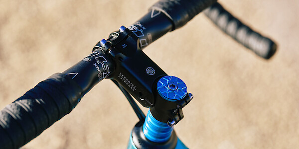 Redshift suspension stem and blue Gabaruk top cap on a custom-built carbon gravel bike by Gothic Cycles