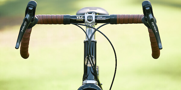 Custom-built Veloci Roadmance steel gravel bicycle, photographed from the front